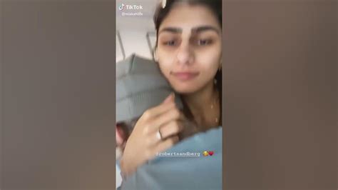 mia khalifa kiss